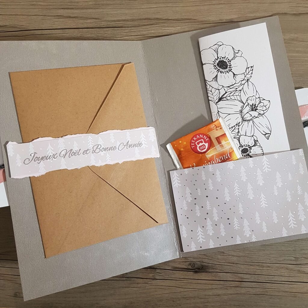 Cette pochette Happy Mail Enamoroo est un cadeau de Noël à envoyer : dans une pochette personnalisée, tu trouveras une carte de voeux assortie, un marque page en fleurs séchées personnalisé et un sachet de thé.