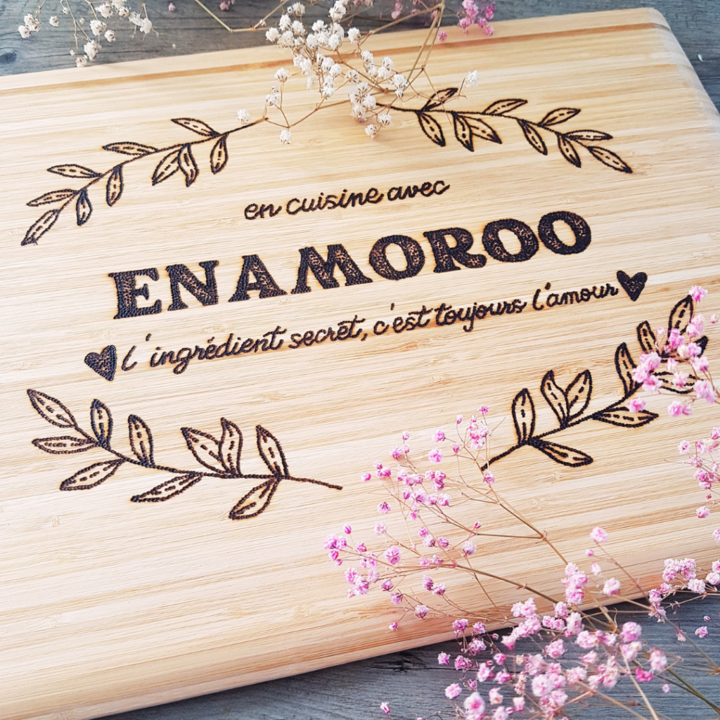 planche à découper personnalisée, pyrogravée à la main par Enamoroo. cadeau personnalisé pour les amoureux de cuisine